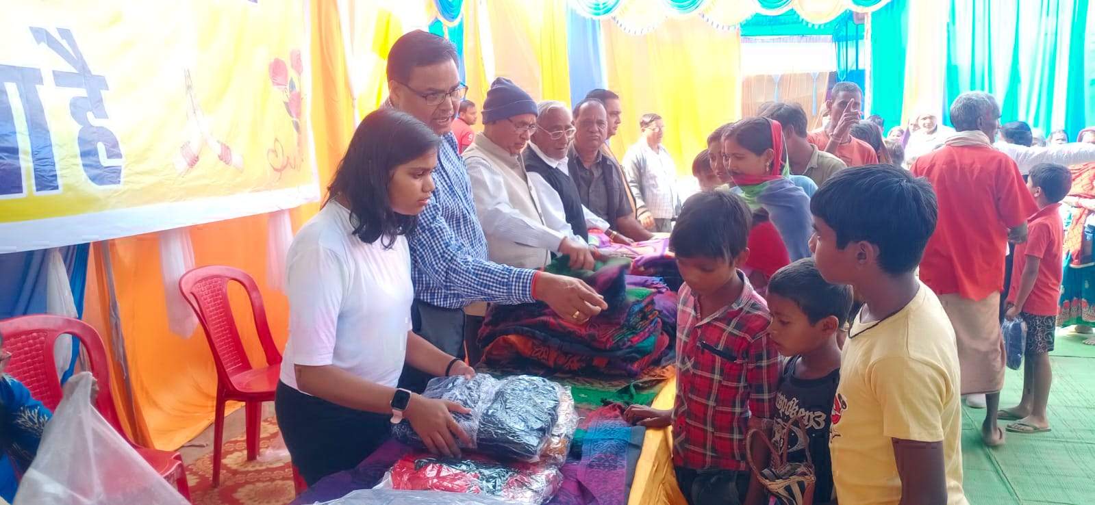 मकर संक्रांति पर जय दुर्गा परिवार ने बांटे गर्म कपड़े, भंडारा भी