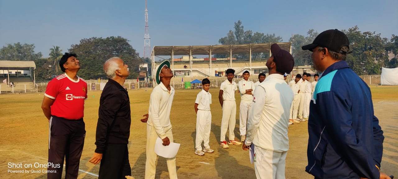 यू 16 जिला स्तरीय टूर्नामेंट में प्रथम पाली में बढ़त के आधार पर सरगुजा सेफा में