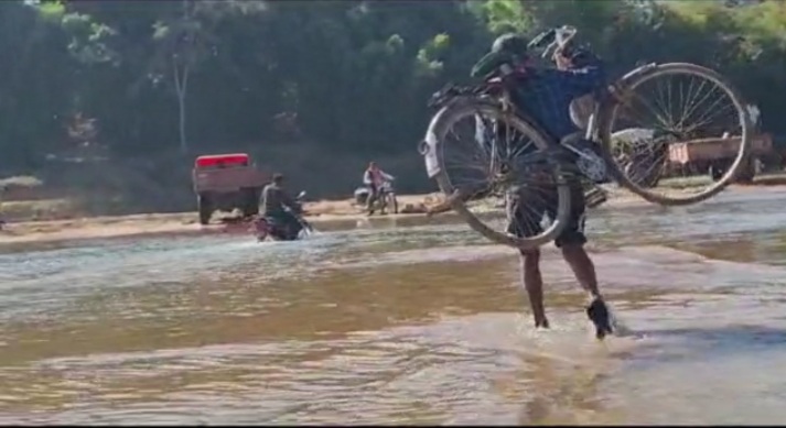 7 बरस बाद भी पुल अधूरा, ग्रामीण जान जोखिम में डालकर करते हैं नदी पार