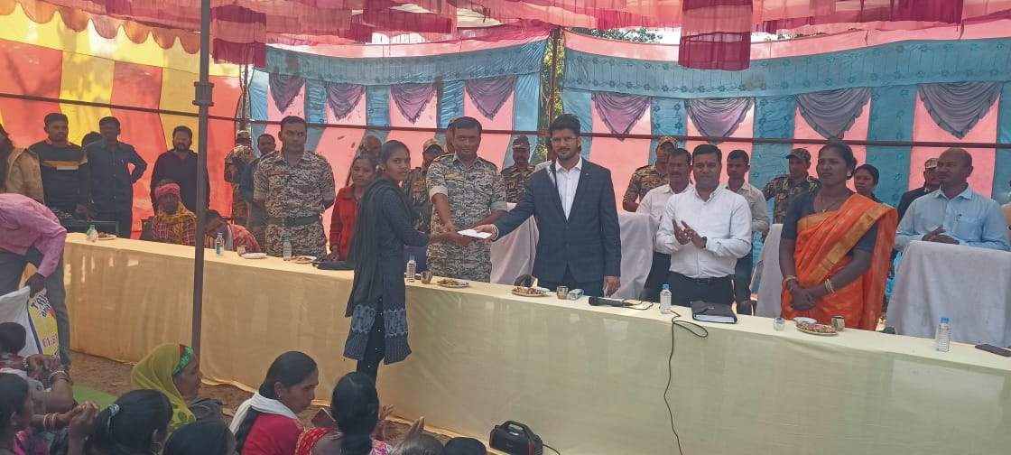 बांसगांव में चलित थाना, कलेक्टर-एसपी ने ग्रामीणों की जानी समस्याएं