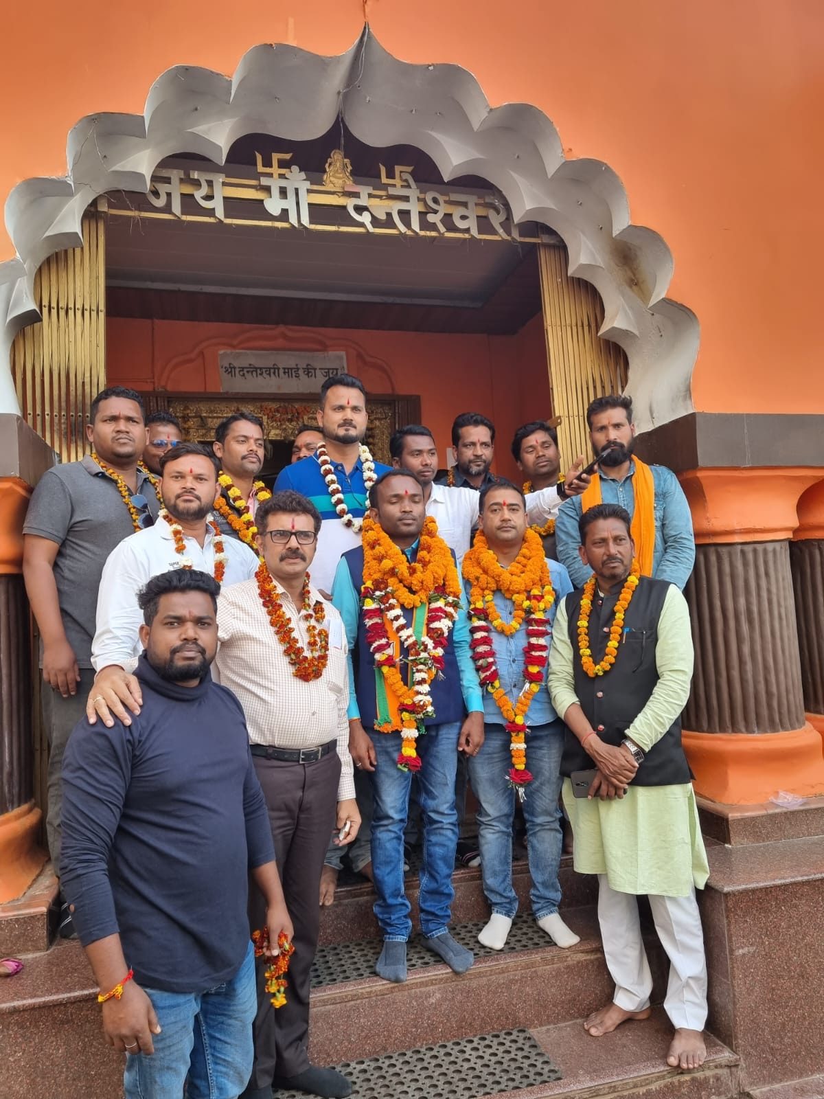 नवीन दायित्व के बाद भाजपा युवा मोर्चा पदाधिकारी ने लिया माँ दंतेश्वरी का आशीर्वाद