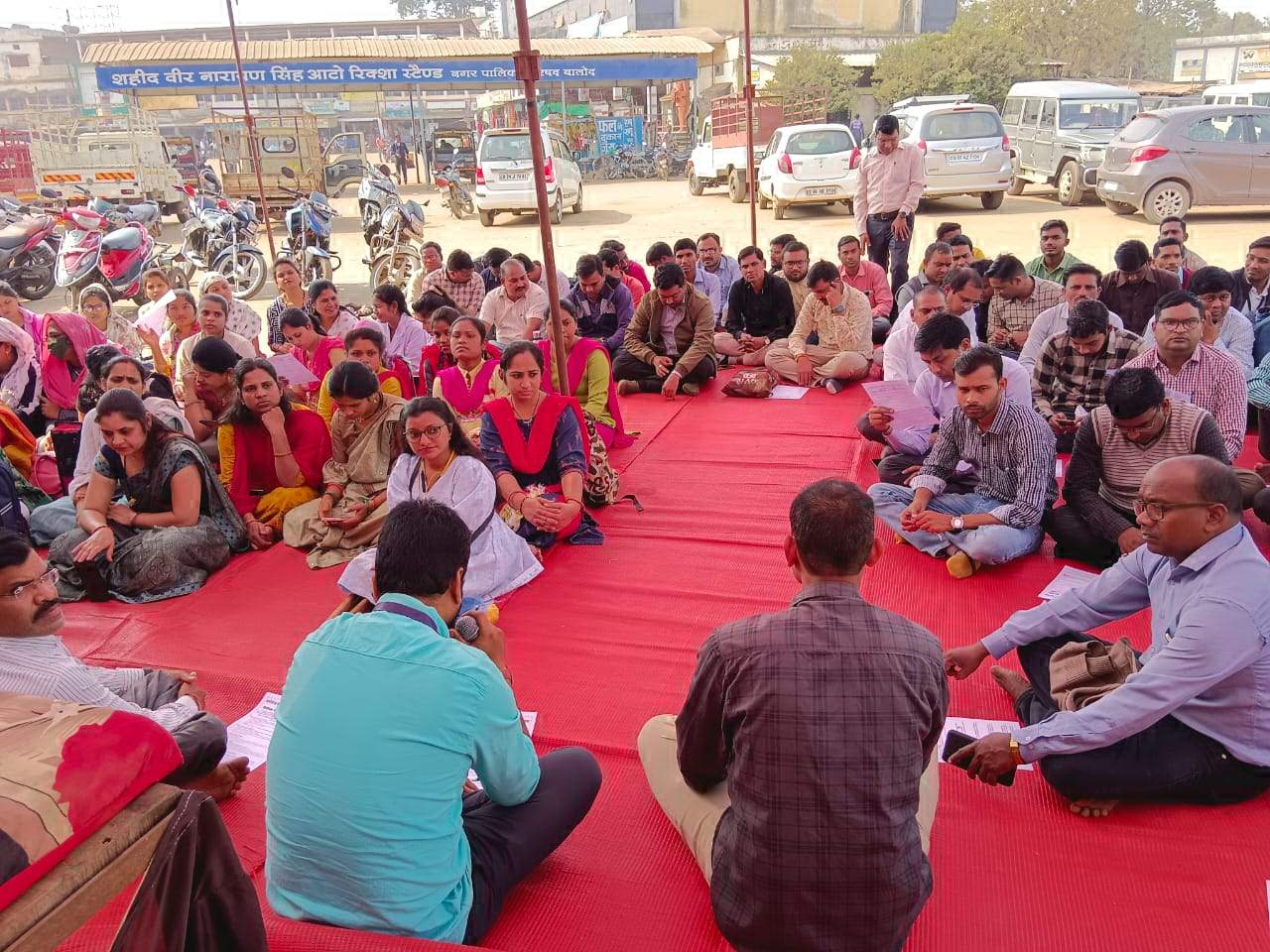 संविदाकर्मी हड़ताल पर संविदाकर्मी हड़ताल पर