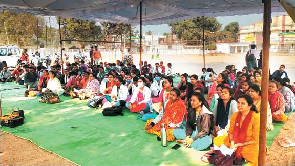 4 साल से नियमितिकरण का वादा भूली सरकार, संविदा कर्मचारी आंदोलन की राह पर