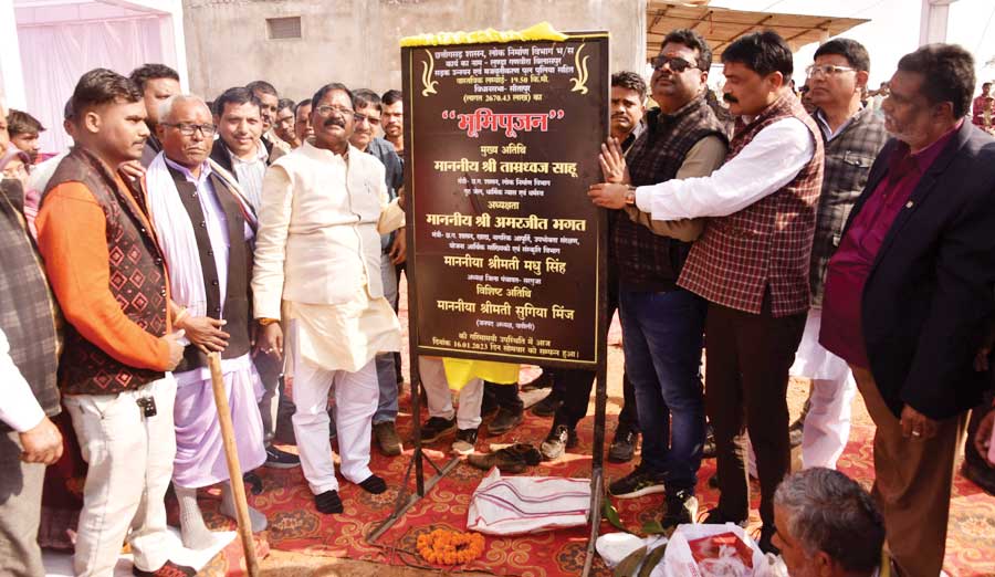 सडक़ बनने से क्षेत्र के लोगों को मिलेगी आवागमन की सुविधा- भगत