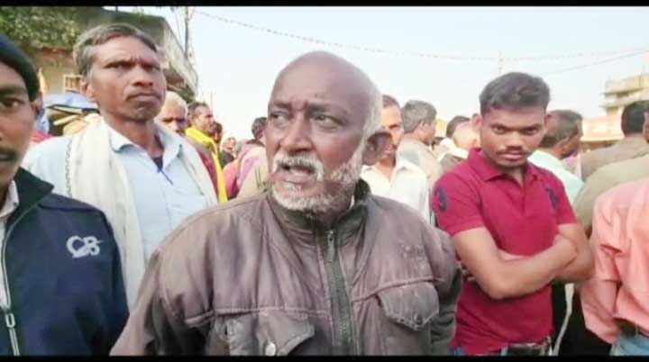 जिला सहकारी बैंक में पैसा नहीं मिलने से आक्रोशित किसानों ने नेशनल हाईवे जाम कर किया प्रदर्शन