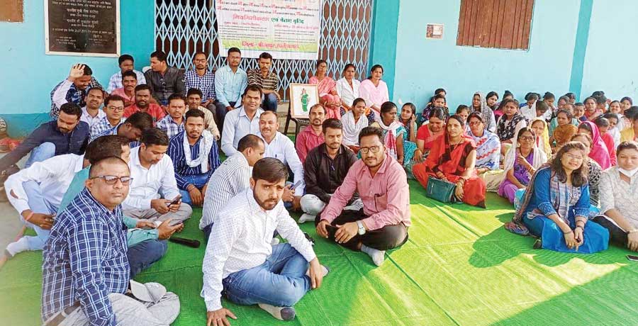 नियमितीकरण की मांग को ले संविदा कर्मियों की हड़ताल शुरू