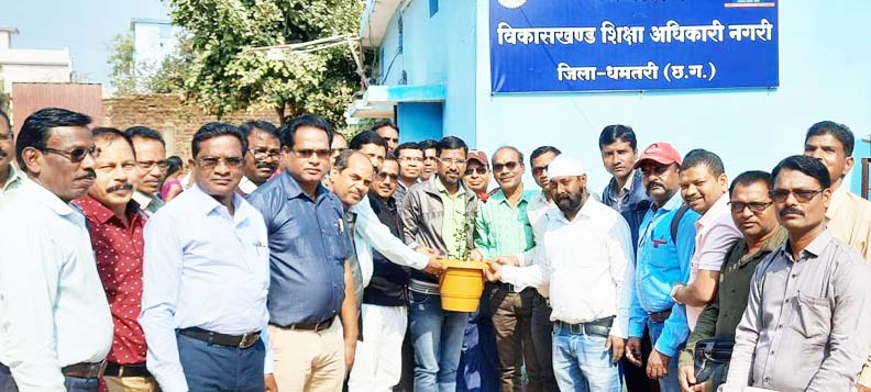 विकासखंड शिक्षा अधिकारी से सौजन्य भेंट कर अभिनंदन 