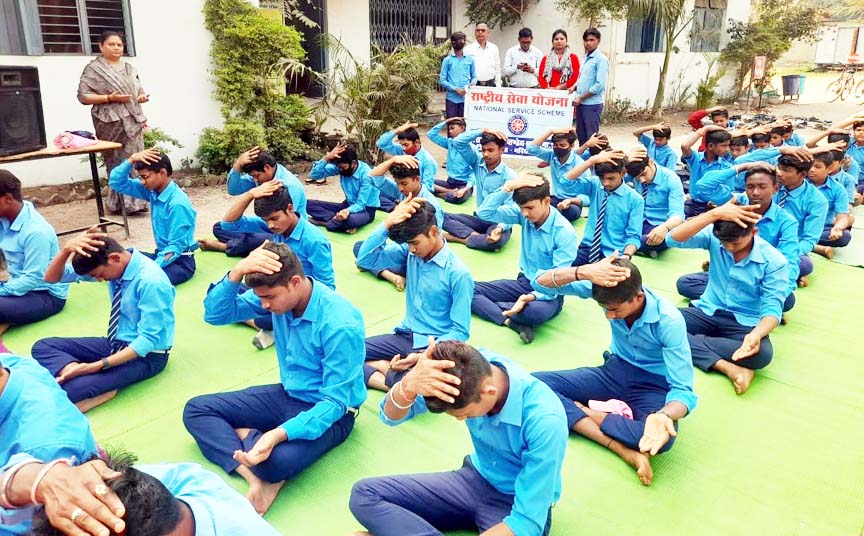 योग से व्यक्तित्व में निखार-कमल योग से व्यक्तित्व में निखार-कमल