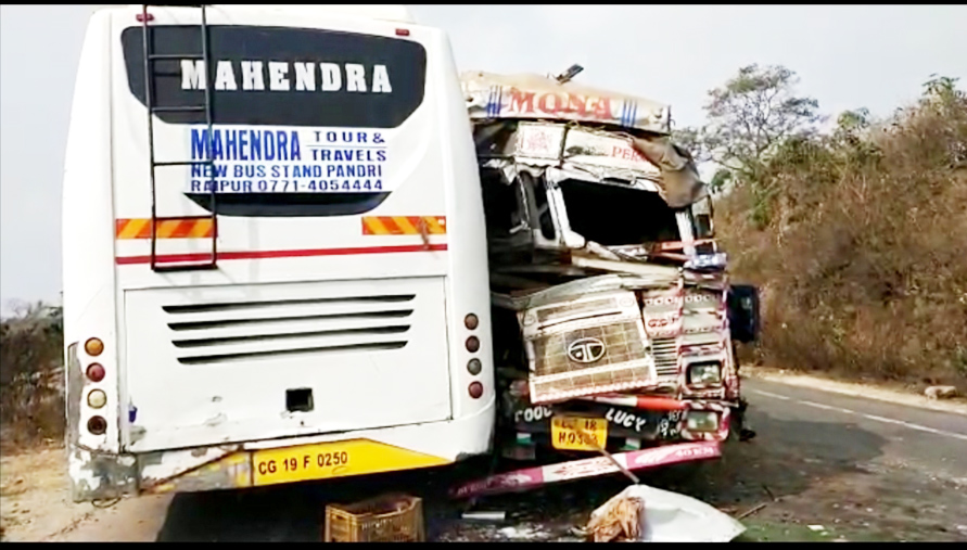 बस-ट्रक में भिड़ंत, 5 घायल