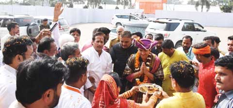 धीरेंद्र शास्त्री पहुंचे श्रीराम कथा शुरू