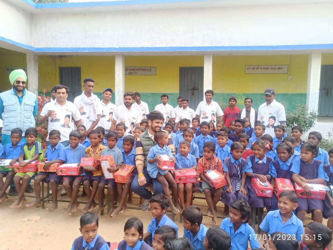 त्रिशाला के जन्मदिन पर कोरवा आश्रम के बालकों को जूता-मोजा वितरण