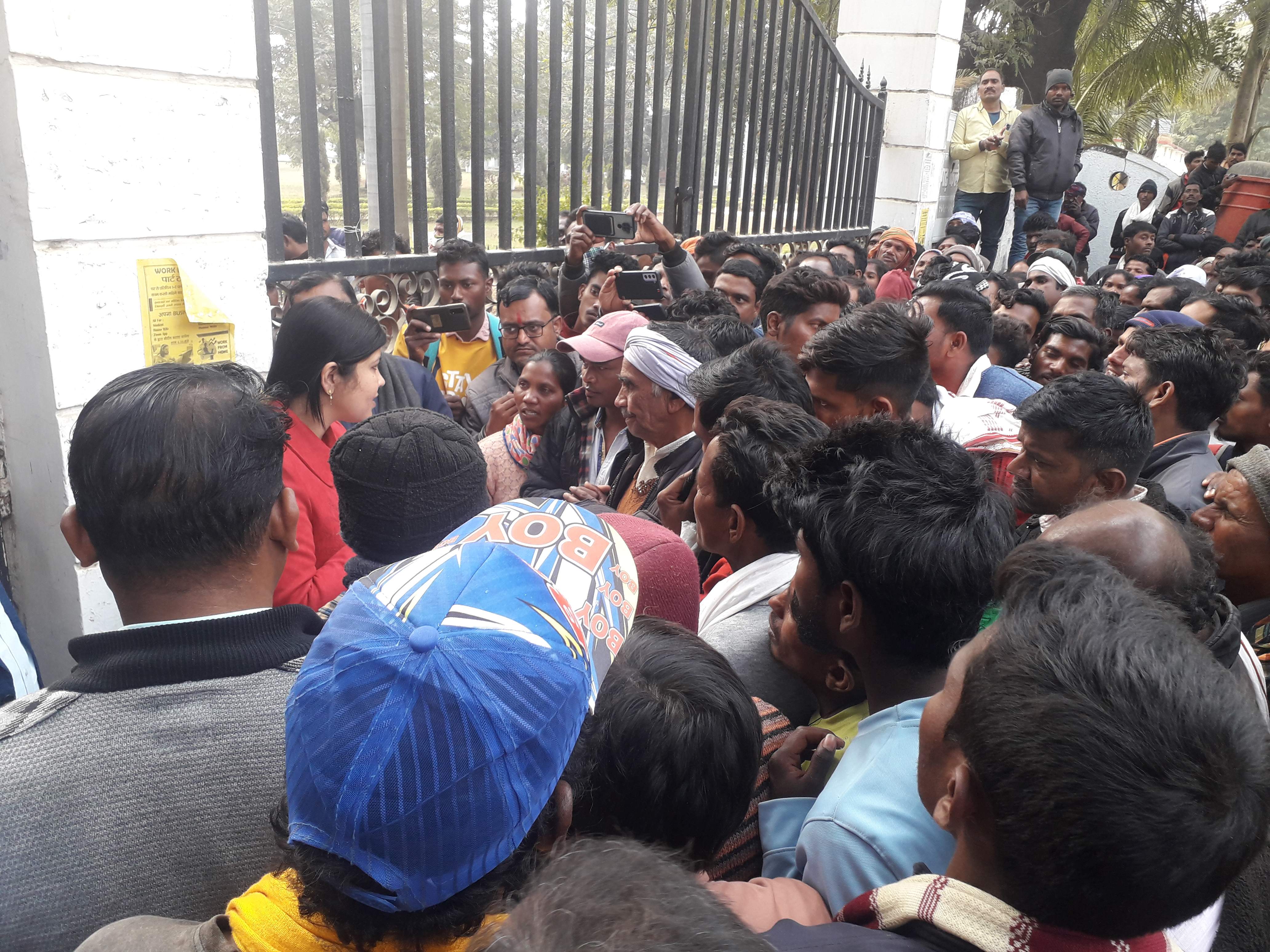 चिरगा एल्युमिनियम प्लांट प्रारंभ कराने हजारों ग्रामीणों ने कलेक्टोरेट घेरा