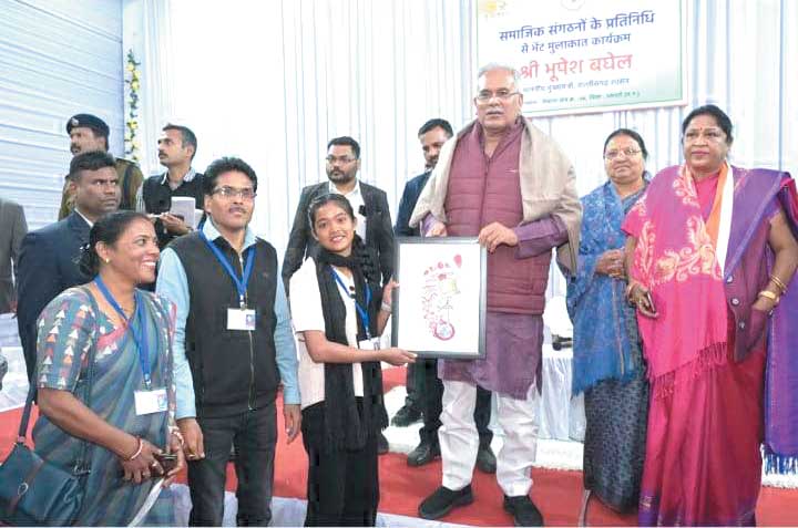 कंचन ने सीएम को भेंट की छत्तीसगढ़ संस्कृति की तस्वीर