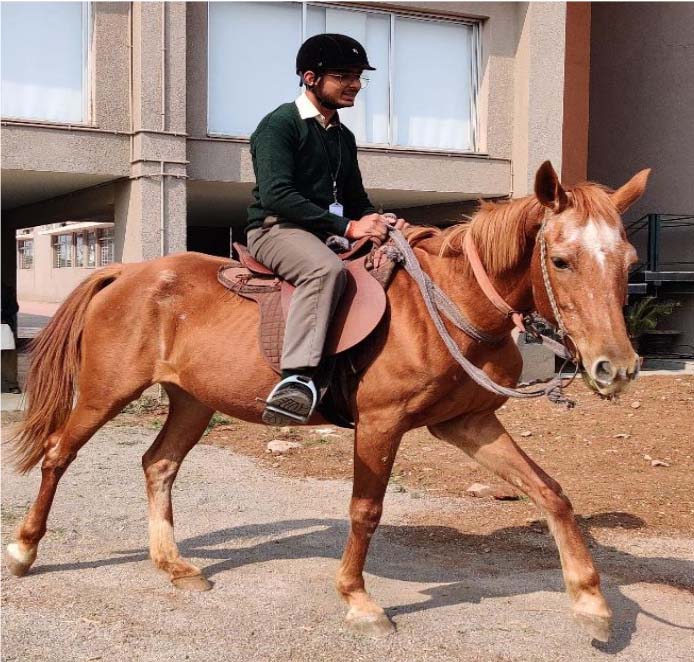 अजीज पब्लिक स्कूल इंदामरा में घुड़सवारी कर रहे बच्चे