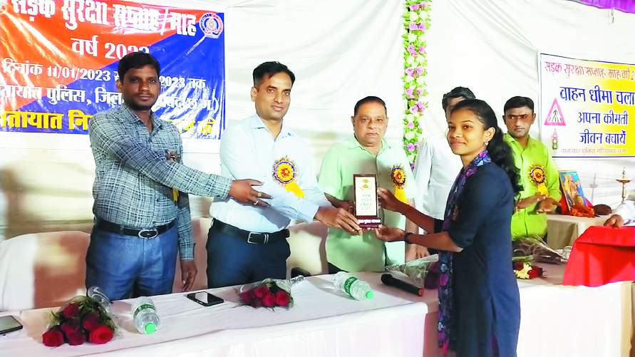 यातायात के नियमों का पालन करें, ताकि दुर्घटनाओं पर अंकुश लगाया जा सके और सभी सुरक्षित रहें यातायात के नियमों का पालन करें, ताकि दुर्घटनाओं पर अंकुश लगाया जा सके और सभी सुरक्षित रहें