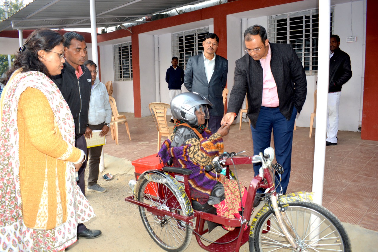 ंमंगल को ऋण पुस्तिका, गंभीरा को राशन कार्ड व मुन्नी को मिली ट्राइसिकल