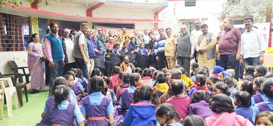 बोड़ला में मां सर्वेश्वरी समूह ने आदिवासियों बच्चों को बांटे कंबल