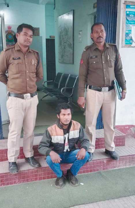 धारदार हथियार लहरा रहा युवक गिरफ्तार 