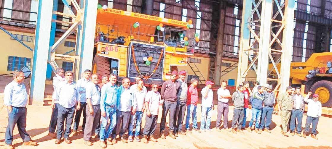 मजदूर संघ ने किया नए डंपरों के उद्घाटन का विरोध
