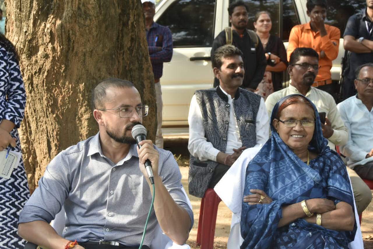 छिंदनार में शासकीय योजनाओं की समीक्षा छिंदनार में शासकीय योजनाओं की समीक्षा