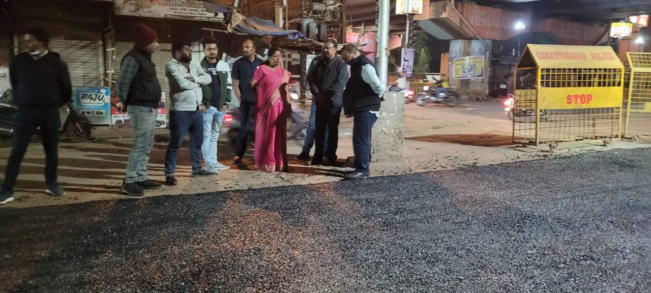 शहर में डामरीकरण प्रारंभ, महापौर ने किया निरीक्षण शहर में डामरीकरण प्रारंभ, महापौर ने किया निरीक्षण