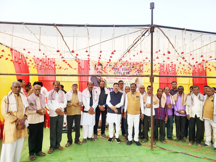संसदीय सचिव ने झालखम्हरिया में किया किसानों को साल श्रीफल से सम्मानित संसदीय सचिव ने झालखम्हरिया में किया किसानों को साल श्रीफल से सम्मानित