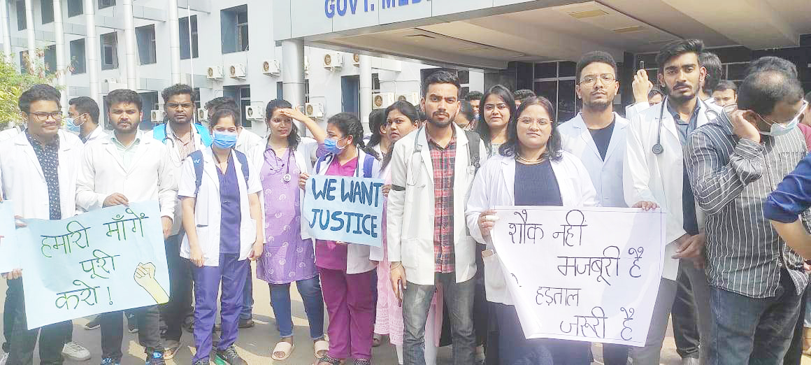 मानदेय में वृद्धि नहीं, जूनियर डॉक्टरों की बेमुद्दत हड़ताल जारी