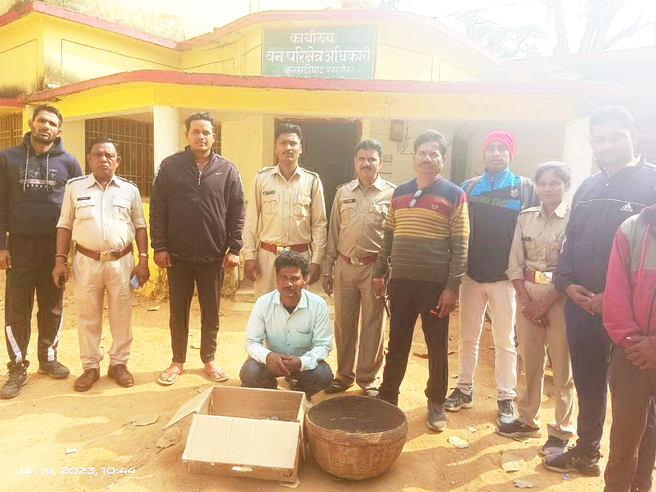 21 तोते सहित पश्चिम बंगाल का शिकारी गिरफ्तार