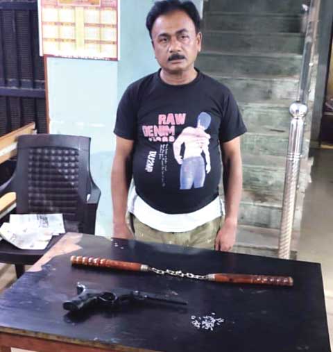 एयरगन के बट से मारा, चाकू से धमकाया गिरफ्तार