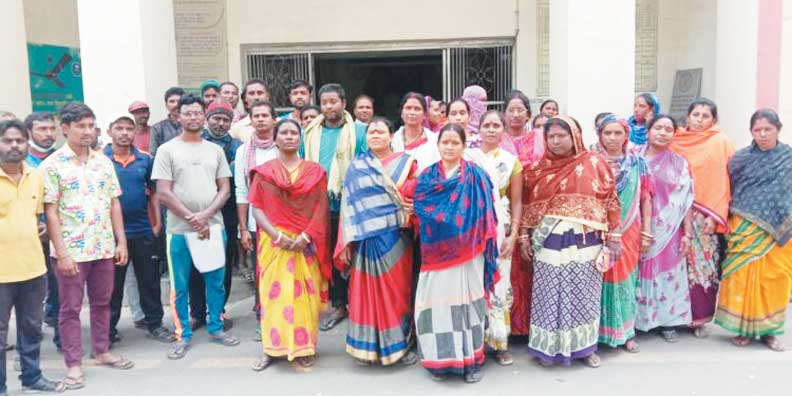 नियमितीकरण की मांग, प्लेसमेंट सफाईकर्मी पहुंचे कलेक्टोरेट