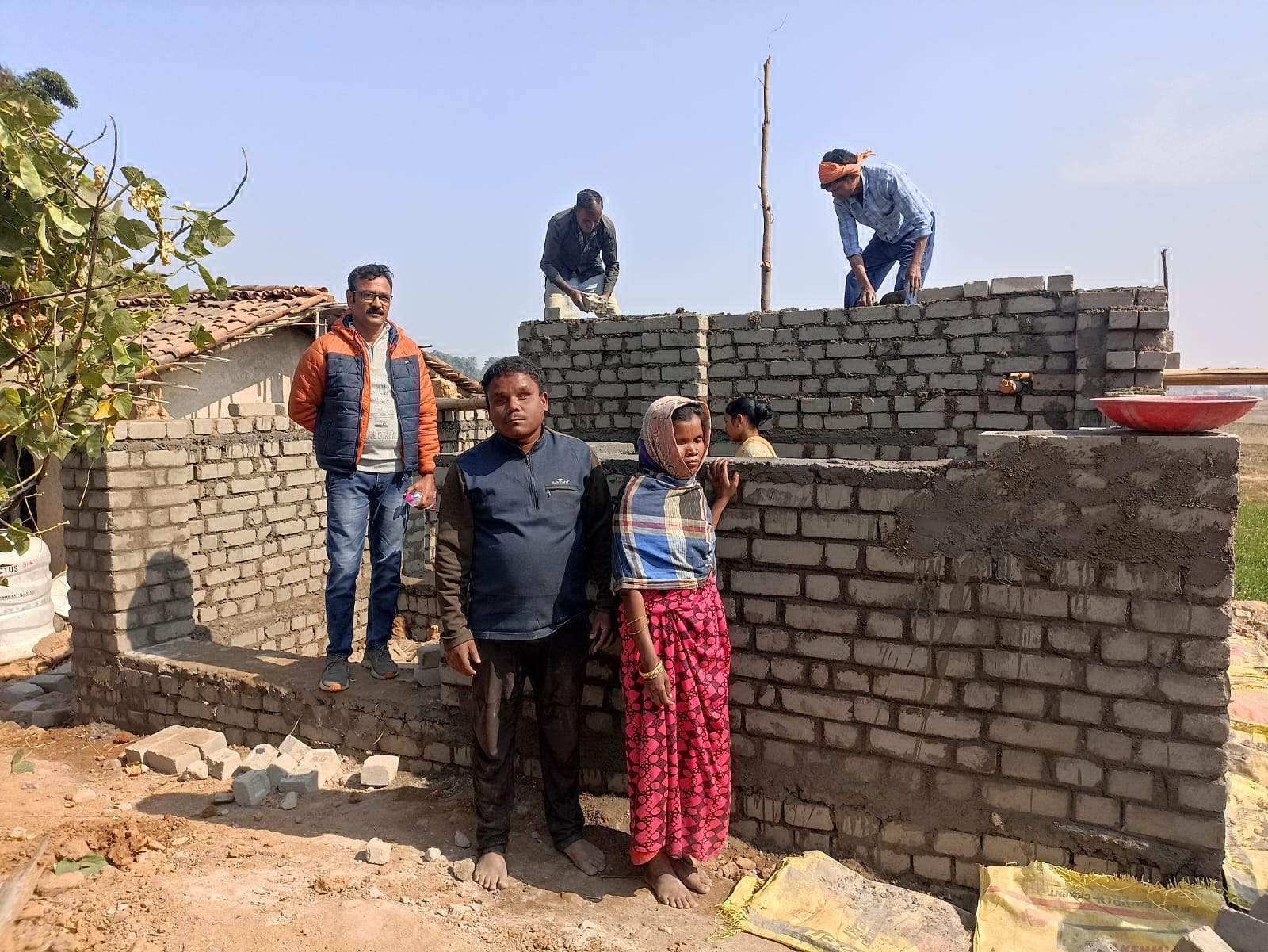 दिव्यांग जोड़े का घर जनसहयोग से बन रहा