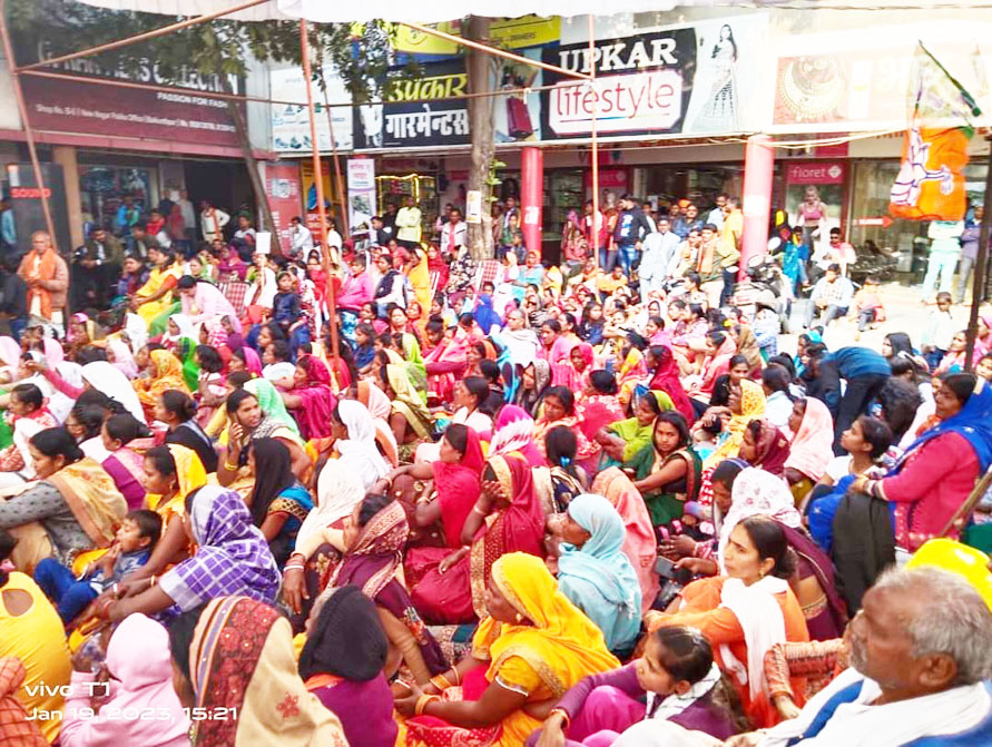 भाजपा कार्यकर्ताओं ने विधायक निवास घेरा भाजपा कार्यकर्ताओं ने विधायक निवास घेरा