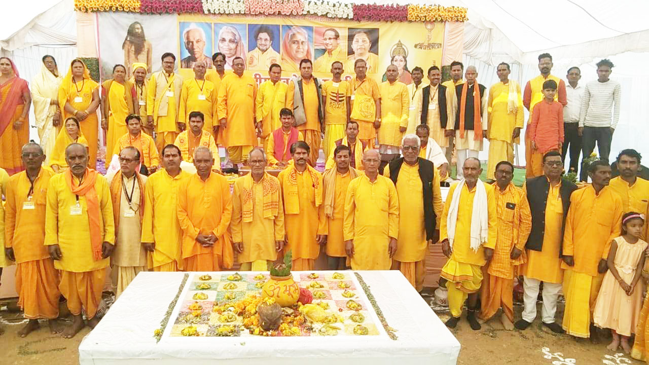 24 कुंडीय गायत्री महायज्ञ का समापन 24 कुंडीय गायत्री महायज्ञ का समापन