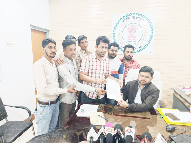 डोंगरगढ़ में बढ़ रहा भारी ट्रैफिक का दबाव बायपास सडक़ को लेकर जकांछ ने सौंपा ज्ञापन डोंगरगढ़ में बढ़ रहा भारी ट्रैफिक का दबाव बायपास सडक़ को लेकर जकांछ ने सौंपा ज्ञापन