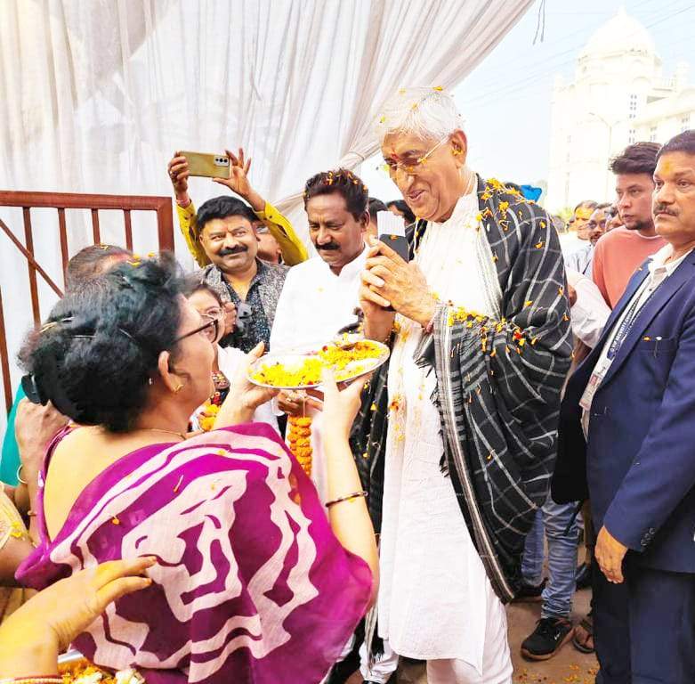 मंत्री सिंहदेव का पटाखे फोडक़र किया स्वागत फडऩवीस के निवास पहुंचे मंत्री मंत्री सिंहदेव का पटाखे फोडक़र किया स्वागत फडऩवीस के निवास पहुंचे मंत्री