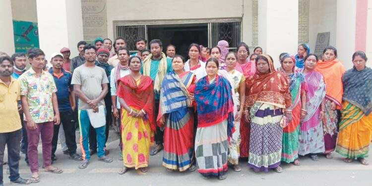 ठेका प्रथा बंद कर नियमितीकरण की मांग प्लेसमेंट सफाईकर्मी पहुंचे कलेक्टोरेट