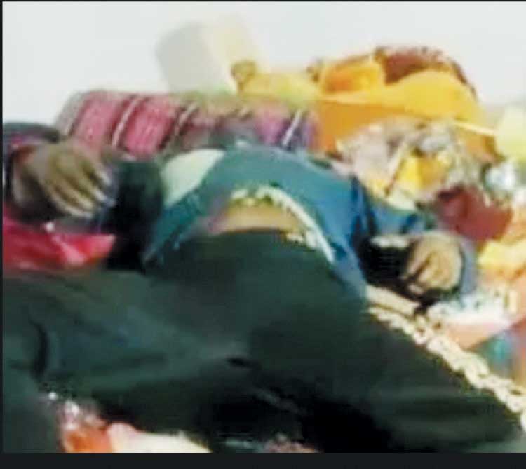 ऊपर माले से बदबू, कमरे का दरवाजा तोड़ घुसे तो मिली सड़ी-गली लाश