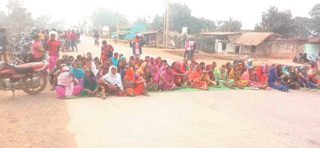 तीन युवकों की मौत के बाद सडक़ पर दिखा ग्रामीणों का गुस्सा