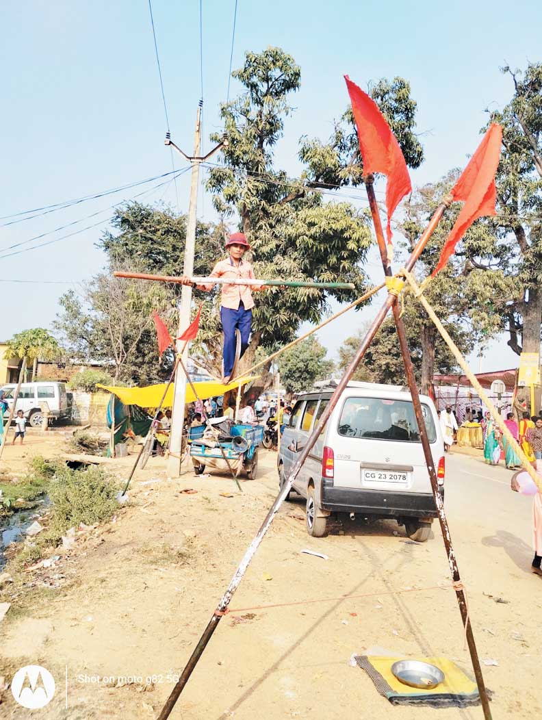 पेट की खातिर रस्सी पर तमाशा दिखाने को मजबूर मासूम पेट की खातिर रस्सी पर तमाशा दिखाने को मजबूर मासूम
