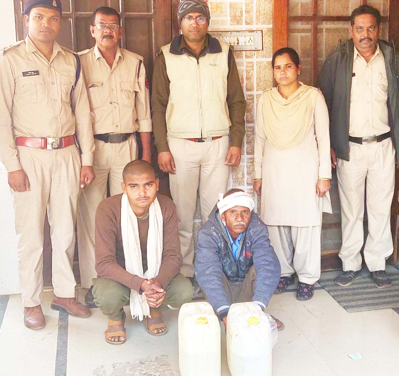 अलग-अलग जगह छापा, शराब बेच रहे 2 पकड़ाए