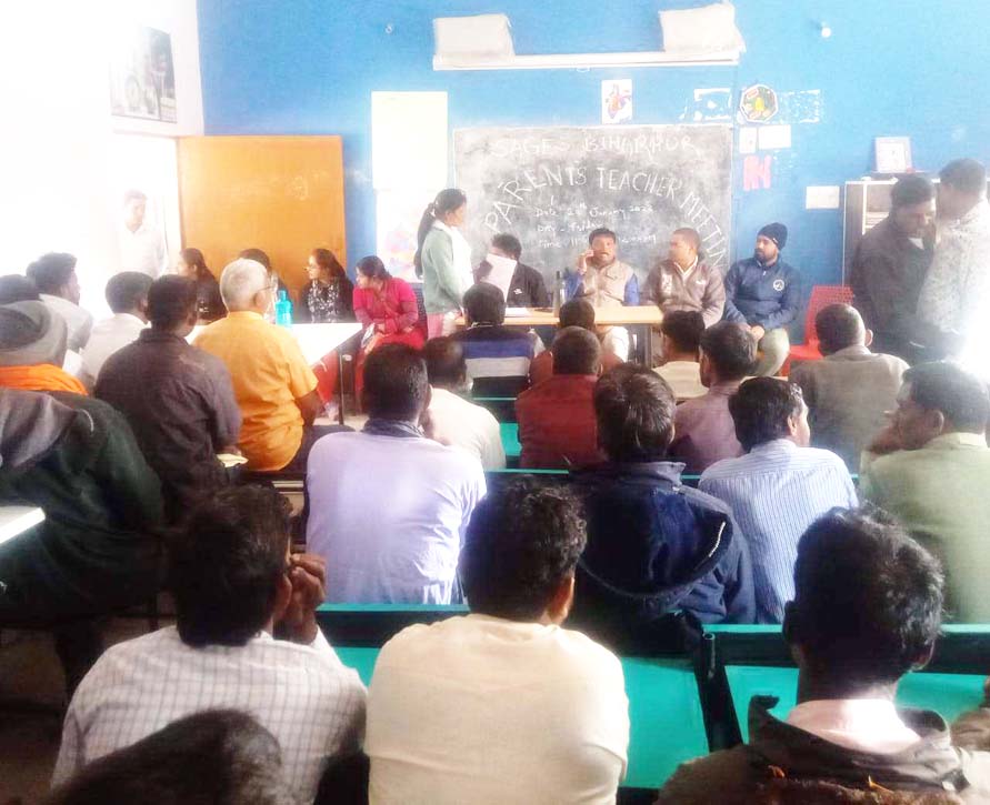 आत्मानंद स्कूल में अभिभावकों संग कई मुद्दों पर चर्चा आत्मानंद स्कूल में अभिभावकों संग कई मुद्दों पर चर्चा