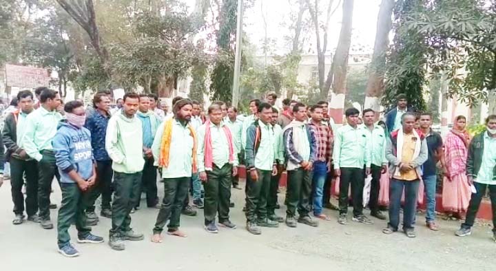 कोरबा वेस्ट के ठेका मजदूरों ने मजदूरी भुगतान में विसंगति की शिकायत की