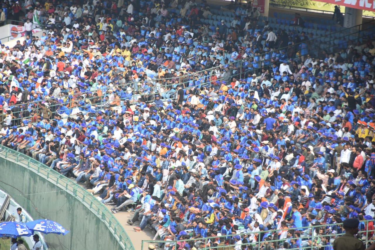 मैच देखने निकल पड़ा है शहर, बच्चे युवतियों में उत्साह, हाथों में तिरंगा, पोस्टर भी