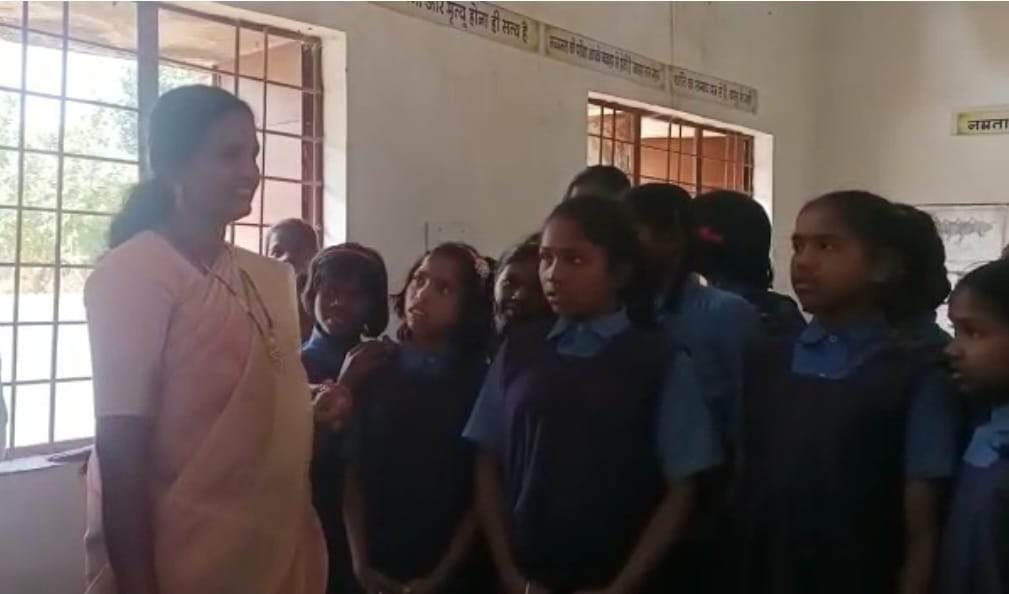 बच्चों के निवाले पर डाला जा रहा है डाका, मीनू को दरकिनार कर केवल दाल-चावल