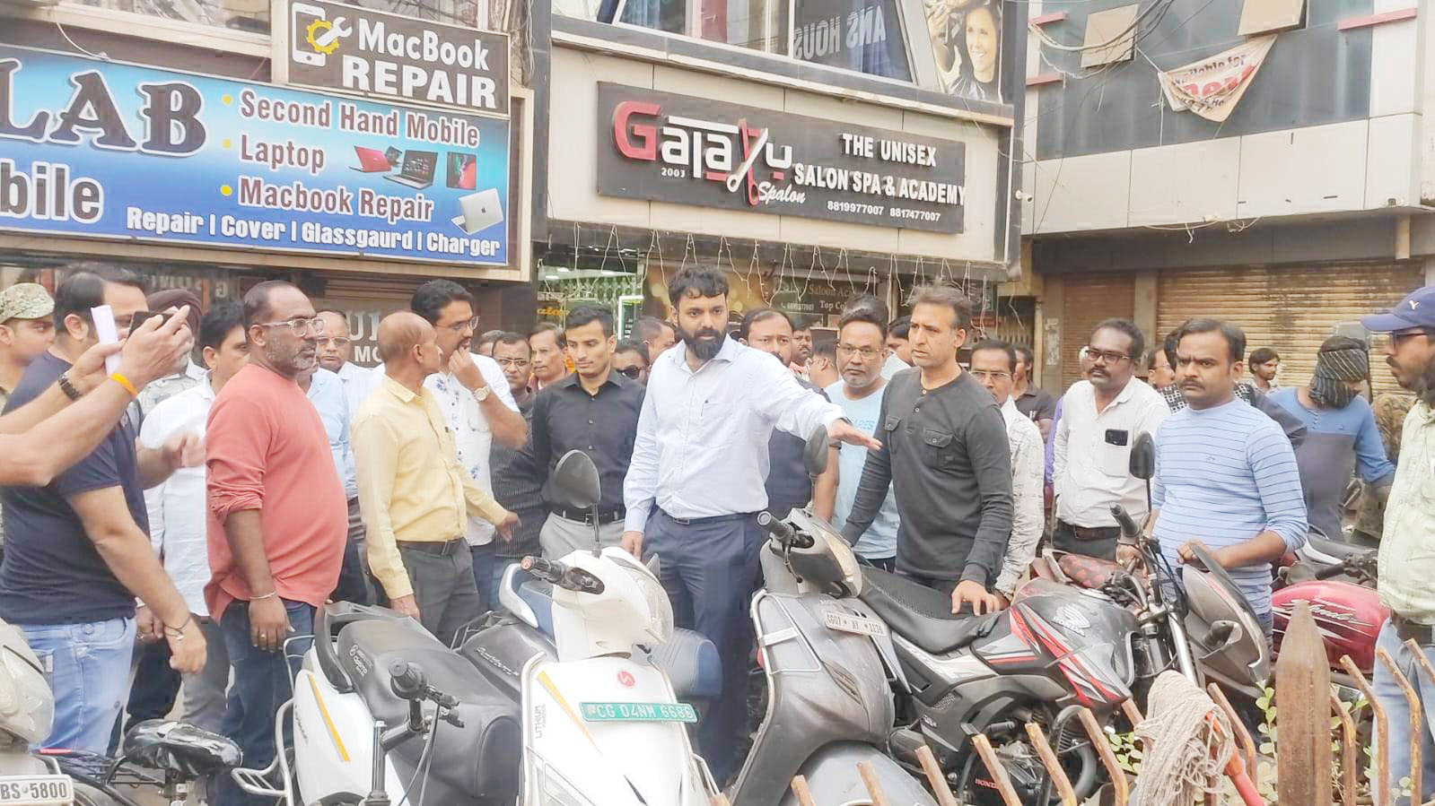 आयुक्त व सहायक कलेक्टर ने व्यापारियों के साथ आकाशगंगा मार्केट क्षेत्र का किया निरीक्षण आयुक्त व सहायक कलेक्टर ने व्यापारियों के साथ आकाशगंगा मार्केट क्षेत्र का किया निरीक्षण