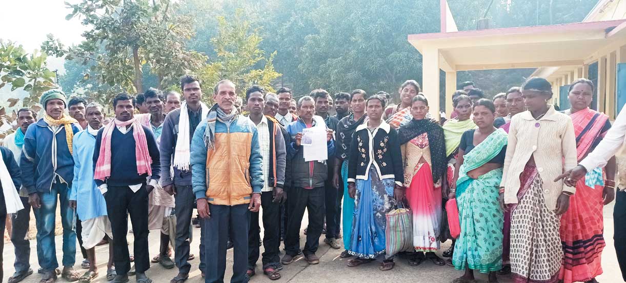 1980 में बनी सडक़ को जमीन मालिक और पटवारी ने मिलकर खेत बना दिया-ग्रामीण