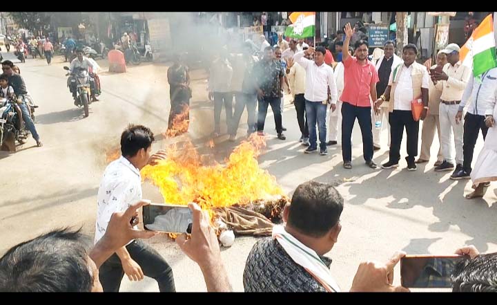 कांग्रेस नेताओं ने फूंका नेता प्रतिपक्ष नारायण चंदेल का पुतला कांग्रेस नेताओं ने फूंका नेता प्रतिपक्ष नारायण चंदेल का पुतला