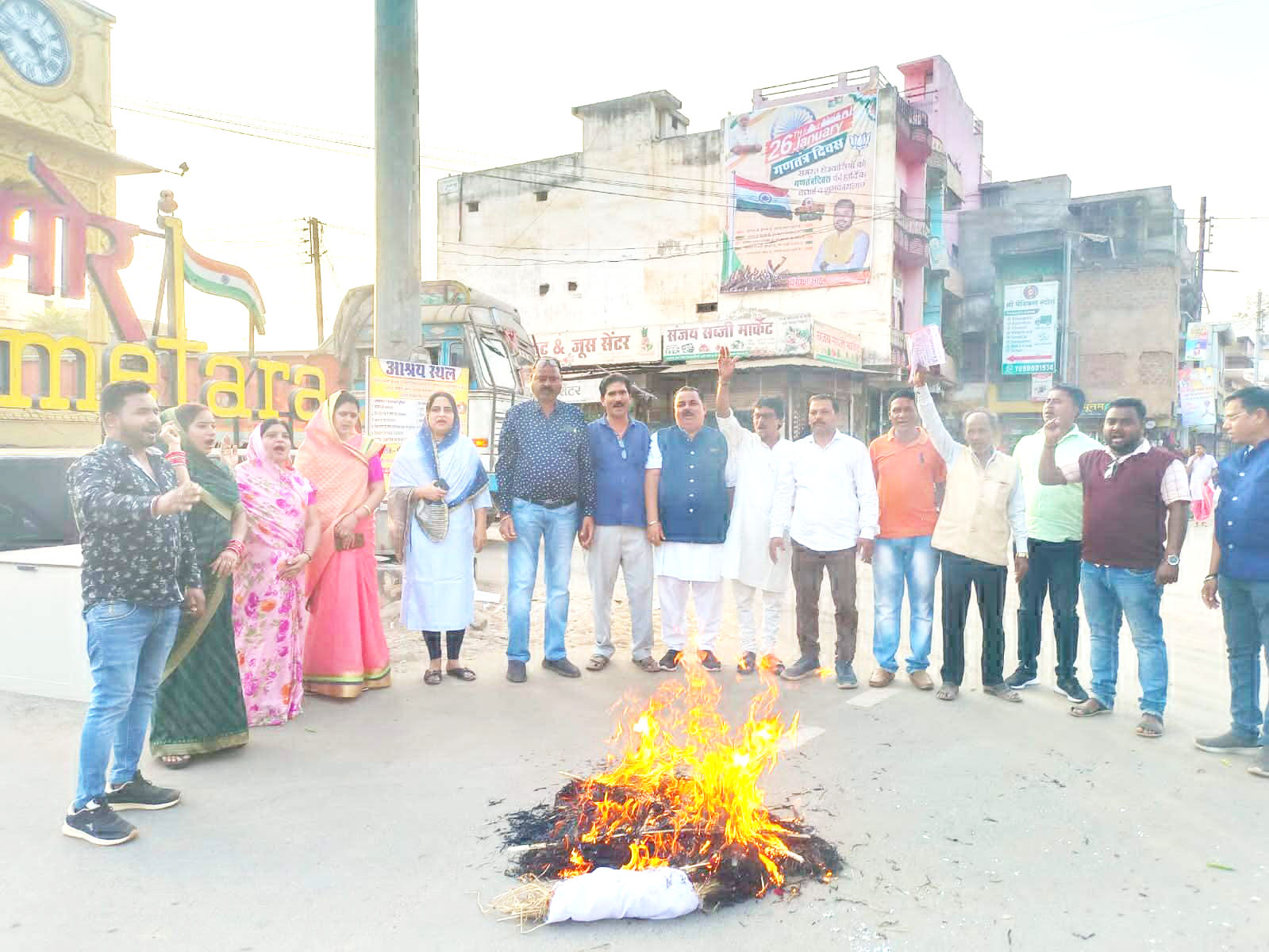 कांग्रेसियों ने नेता प्रतिपक्ष का पुतला फूंका कांग्रेसियों ने नेता प्रतिपक्ष का पुतला फूंका
