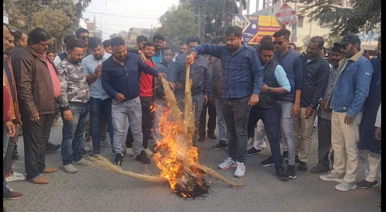 कांग्रेसियों ने नेता प्रतिपक्ष का पुतला जलाया कांग्रेसियों ने नेता प्रतिपक्ष का पुतला जलाया