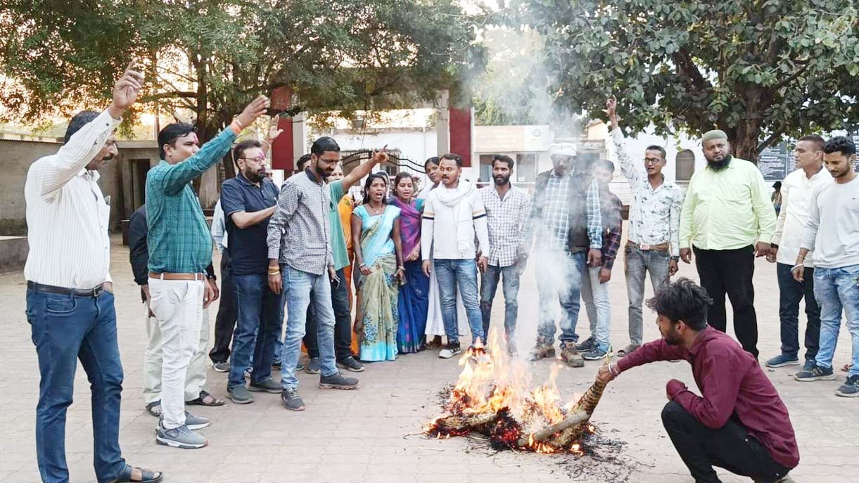 नेता प्रतिपक्ष चंदेल के इस्तीफे की मांग को लेकर कांग्रेसियों ने किया पुतला दहन